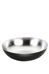 Eine große, flache Schale aus Metall mit einem glänzend polierten Inneren und einem mattschwarzen Äußeren. Das schlichte und moderne Design strahlt Eleganz aus.
