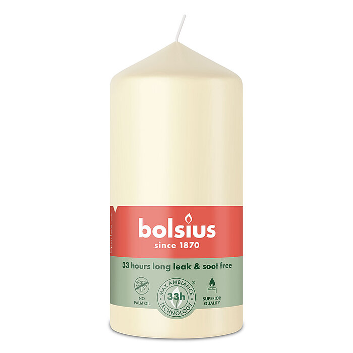 Eine Stumpenkerze von Bolsius mit den Maßen 120/58mm (H/DM) in der Farbe "Weiche Perle".