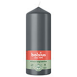 Eine Stumpenkerze von Bolsius mit den Maßen 150/58mm (H/DM) in der Farbe "Stürmisches Grau".