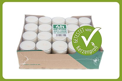 Auf dem Bild ist eine Packung Wenzel Pure Teelichter im klaren Becher mit 4 Stunden Brenndauer zu sehen. Daneben ist ein grüner Kerzenprofi getestet Botton. Der Rest des Bildes ist weiss.