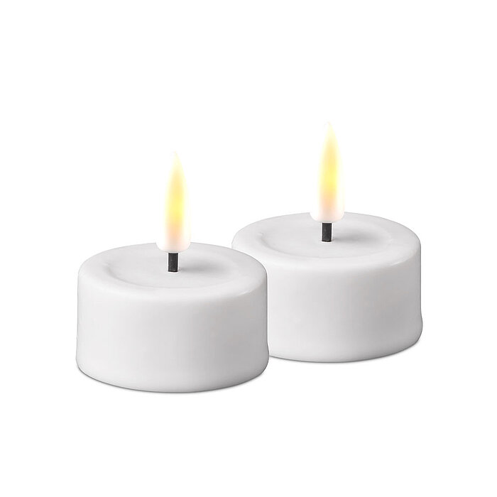 Zwei LED Teelichter von Deluxe Homeart in der Farbe Weiß und in der Größe 4,5x4,1cm.