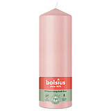 Eine Stumpenkerze von Bolsius mit den Maßen 200/68mm (H/DM) in der Farbe "Nebliges Rosa".