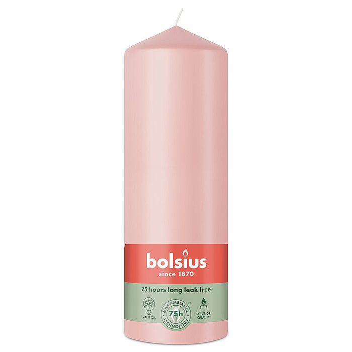 Eine Stumpenkerze von Bolsius mit den Maßen 200/68mm (H/DM) in der Farbe "Nebliges Rosa".
