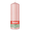 Eine Stumpenkerze von Bolsius mit den Maßen 200/68mm (H/DM) in der Farbe "Nebliges Rosa".
