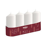 Ein 4er Pack Stumpenkerzen mit den Maßen 100/48mm (H/DM) in der Farbe Weiß, in einem weihnachtlichen roten Karton mit "Bolsius" Schriftzug.