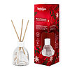 Ein Bolsius Raumduft-Diffuser mit Ingwer-Zimt-Apfel-Duft. Neben dem Diffuser steht die dekorative, rote Verpackung des Artikels mit weihnachtlichem Motiv.