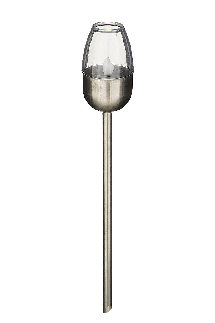 Ein silberfarbener Kerzenhalter mit einem klaren Glasaufsatz, der eine weiße Kerze umschließt. Der Halter hat ein schlankes, modernes Design mit einem langen, geraden Standfuß.
