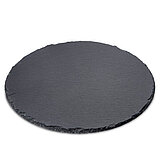 Ein runder, schwarzer Schieferplatten-Untersetzer mit einer leicht unebenen, natürlichen Kante. Die Oberfläche ist glatt und matt, mit feinen Strukturierungen, die typisch für Schiefer sind.