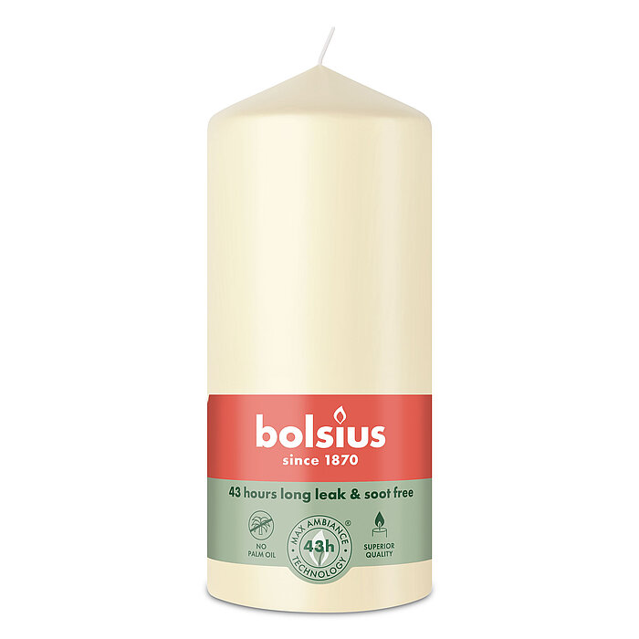 Eine Stumpenkerze von Bolsius mit den Maßen 130/68mm (H/DM) in der Farbe "Weiche Perle".