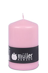 Eine Stumpenkerze von Müller Kerzenfabrik in der Größe 11x6,8cm in der Farbe rosa.