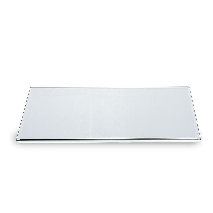 Eine rechteckige Glasplatte mit klaren, glatten Kanten liegt flach auf einer weißen Oberfläche. Das Glas ist transparent und reflektiert leicht das Licht, wodurch eine klare und saubere Ästhetik entsteht.