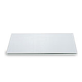 Eine rechteckige Glasplatte mit klaren, glatten Kanten liegt flach auf einer weißen Oberfläche. Das Glas ist transparent und reflektiert leicht das Licht, wodurch eine klare und saubere Ästhetik entsteht.