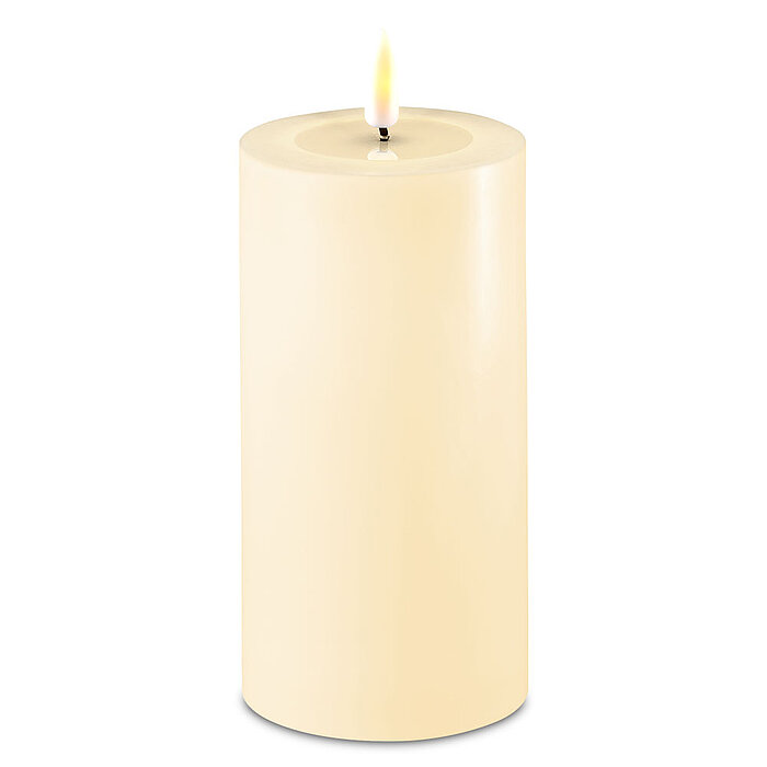 Eine LED Stumpenkerze von Deluxe Homeart in der Farbe Creme und in der Größe 15x7,5cm.