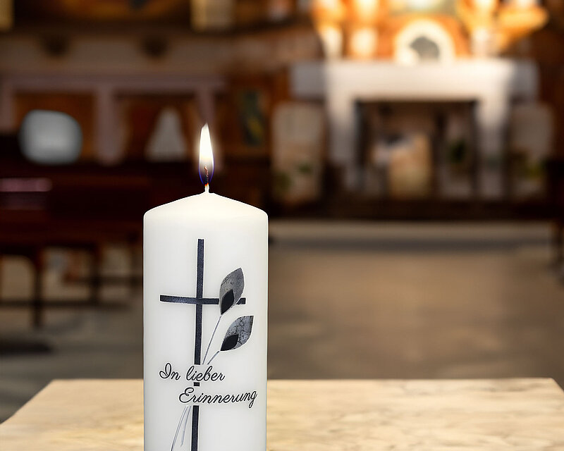 Trauerkerze von Wiedmann mit der Aufschrift “In lieber Erinnerung”