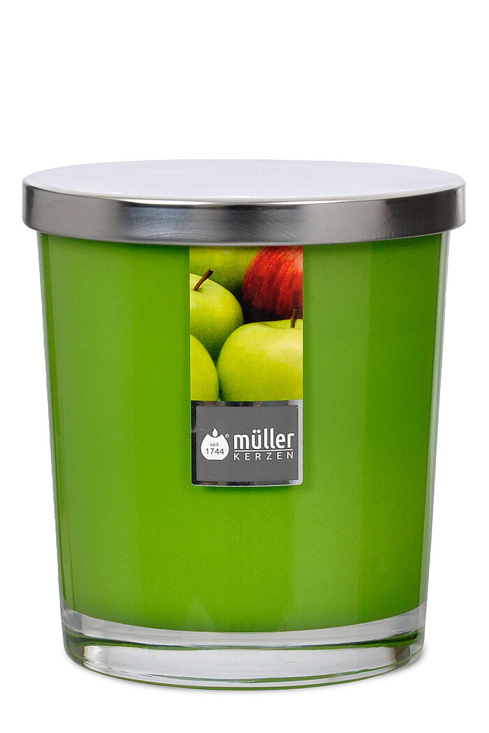 Ein Maxi-Duftkerzenglas von Müller Kerzenfabrik in der Größe 11x9,5cm mit dem Duft "Saftiger Apfel".