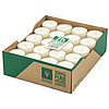 Ein brauner Karton mit grünem Aufdruck enthält 25 weiße Teelichter. Auf dem Karton steht "100% PURE NATURAL LIGHTS" und "ECO FRIENDLY EARTH FRIENDLY". Im Karton ist ein Teil des Inhalts mit "7h 100% WAX MADE IN GERMANY" beschriftet. Die Teelichter sind gl