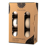 decolite-christbaumkugeln-10-cm-beige-144561006008.jpg Ein 6er Pack Christbaumkugeln in Beige mit 10cm Durchmesser von DecoLite in einer dekorativen Schachtel.