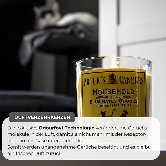 Vier brennende Duftkerzen von Price's Candles in Gläsern stehen auf einem weißen Tisch, teilweise auf beigefarbenen Kästchen mit weißen Punkten. Die Kerzen tragen die Aufschriften "Chef's Candle", "Household Candle", "Open Window" und "Anti Tobacco". Eine