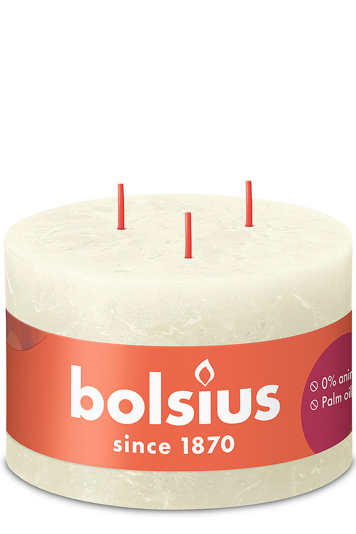 Eine Rustik Stumpenkerze von Bolsius in der Farbe Weiche Perle in der Größe 9x14cm.