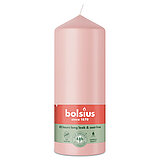 Eine Stumpenkerze von Bolsius mit den Maßen 150/58mm (H/DM) in der Farbe "Nebliges Rosa".