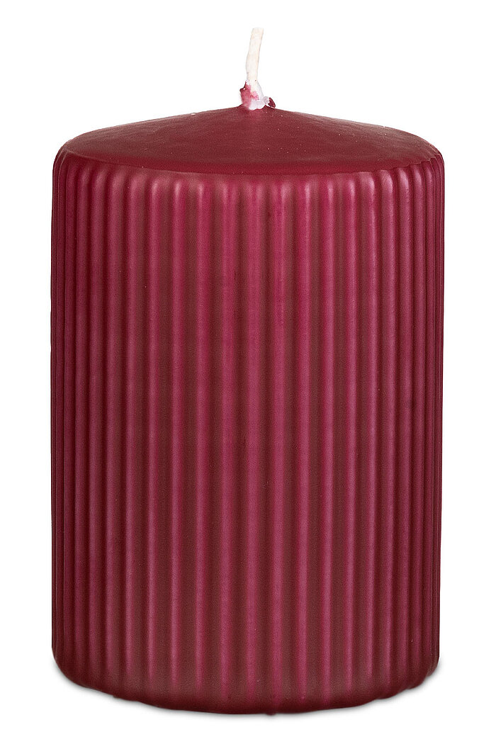Eine dunkelrote Stumpenkerze mit einem geriffelten Design vom Hersteller "Wenzel".