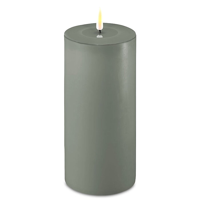 Eine LED Stumpenkerze von Deluxe Homeart in der Geruchssorte Salbeigrün und in der Größe 20x10cm.