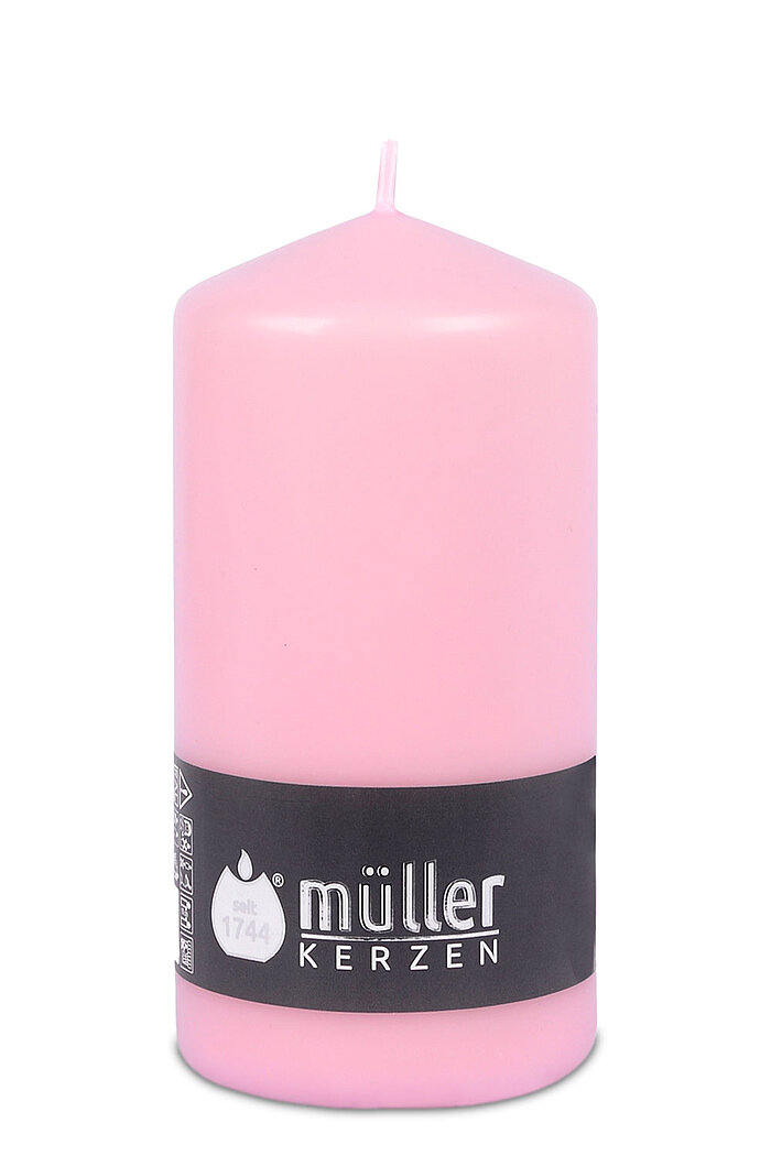 Eine Stumpenkerze von Müller Kerzenfabrik in der Größe 13,5x6,8cm in der Farbe rosa.