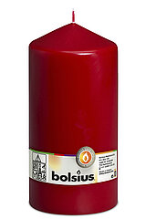 Eine Stumpenkerze in der Farbe Altrot mit den Maßen 200/98mm (H/DM) und 120h Brenndauer. Auf der Banderole ist der Markenname "Bolsius" abzulesen.