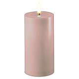 Eine LED Stumpenkerze von Deluxe Homeart in der Farbe Rose und in der Größe 15x7,5cm.