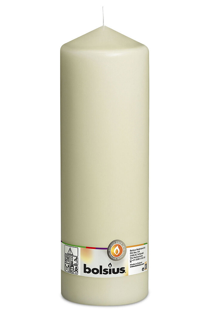 Eine Stumpenkerze in der Farbe Elfenbein mit den Maßen 300/98mm (H/DM) und 180h Brenndauer. Auf der Banderole ist der Markenname "Bolsius" abzulesen.