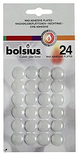 Eine Packung Bolsius Wachsklebeplättchen, bestehend aus 24 klaren, runden Klebepunkten. Die Verpackung ist hauptsächlich in Weiß gehalten, mit der Aufschrift "Bolsius Colour your home" sowie "Wachsklebeplättchen" in mehreren Sprachen. Ein Bolsius-Logo und