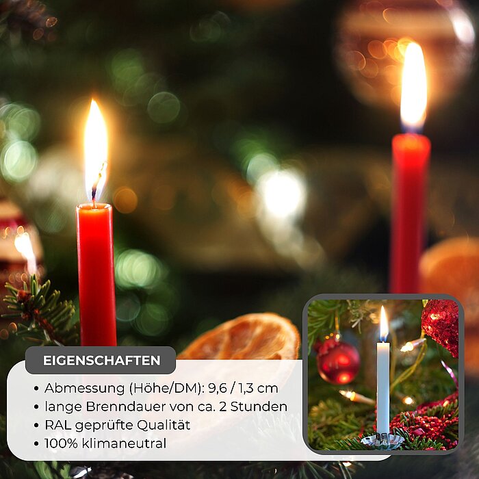 Eine brennende rote Wiedemann Kerze, die mit einem goldenen Kerzenhalter auf einem Tannenzweig befestigt ist. Im Hintergrund sind Weihnachtslichter und unscharfe rote Dekorationen zu sehen, die eine festliche Stimmung vermitteln.