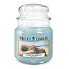 Eine Apothekerglas-Kerze von Prices Candles in der Größe 14,2x9,5cm mit dem Duft Coastal Breeze und einem Gewicht von 411g.