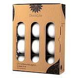 decolite-christbaumkugeln-8-cm-weiss-144560812002.jpg Ein 12er Pack Christbaumkugeln in Weiß mit 8cm Durchmesser von DecoLite in einer dekorativen Schachtel.