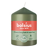 Eine Stumpenkerze von Bolsius mit den Maßen 80/58mm (H/DM) in der Farbe "Frische Olive".