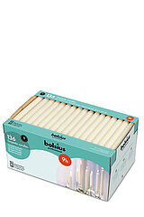 In diesem Bild von Bolsius sind Tafelkerzen zu sehen. Eine große Packung mit 136 Bolsius Tafelkerzen in einer cremefarbenen Box mit türkisfarbenen Elementen und der Aufschrift "Bolsius professional". Die Packung weist darauf hin, dass die Kerzen eine Bren