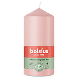 Eine Stumpenkerze von Bolsius mit den Maßen 120/58mm (H/DM) in der Farbe "Nebliges Rosa".