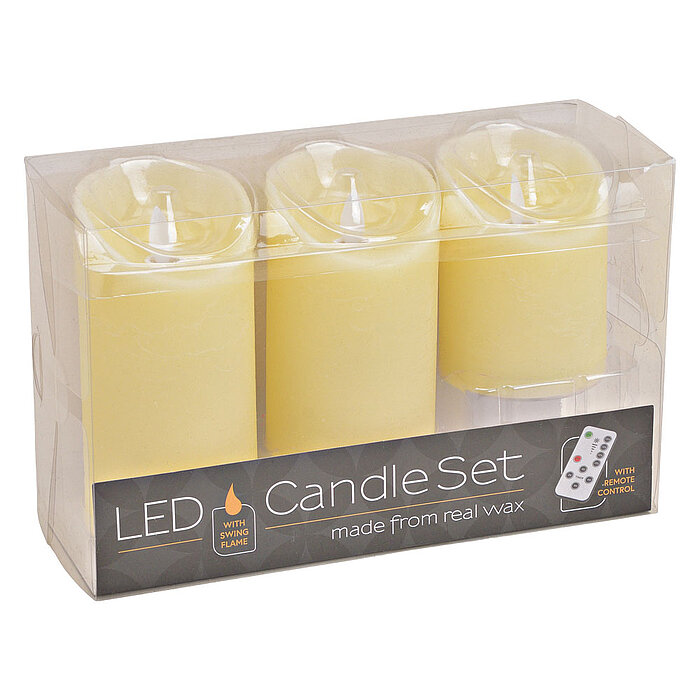 Drei gelbe LED-Kerzen mit flackerndem Flammeneffekt befinden sich in einer transparenten Verpackung. Das Set wird als "LED Candle Set" mit der Beschriftung "made from real wax" und einer Abbildung einer Fernbedienung beworben, die darauf hinweist, dass di