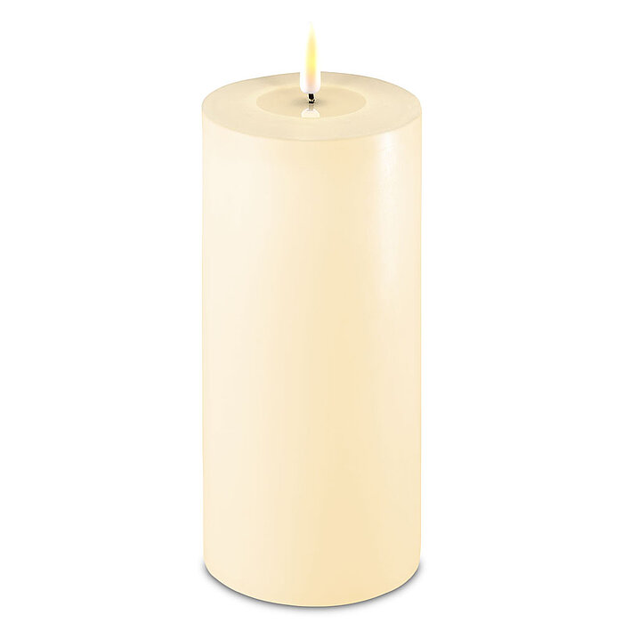 Eine LED Stumpenkerze von Deluxe Homeart in der Geruchssorte Creme und in der Größe 20x10cm.