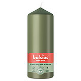 Eine Stumpenkerze von Bolsius mit den Maßen 150/58mm (H/DM) in der Farbe "Frische Olive".