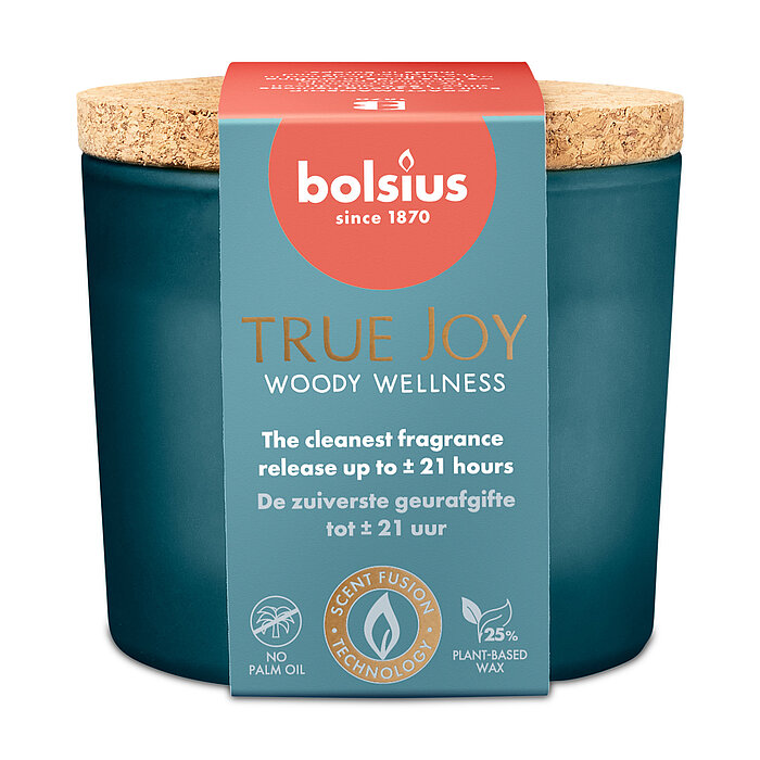 Ein Bolsius Duftglas True Joy, Duftrichtung "Woody Wellness" aus blauem Milchglas und mit Korkdeckel.