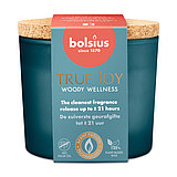 Ein Bolsius Duftglas True Joy, Duftrichtung "Woody Wellness" aus blauem Milchglas und mit Korkdeckel.