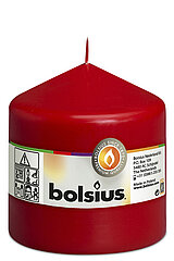 Eine Stumpenkerze in der Farbe Rot mit den Maßen 100/98mm (H/DM) und 45h Brenndauer. Auf der Banderole ist der Markenname "Bolsius" abzulesen.