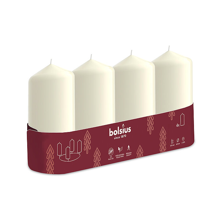 Ein 4er Pack Stumpenkerzen mit den Maßen 100/48mm (H/DM) in der Farbe Elfenbein, in einem weihnachtlichen roten Karton mit "Bolsius" Schriftzug.
