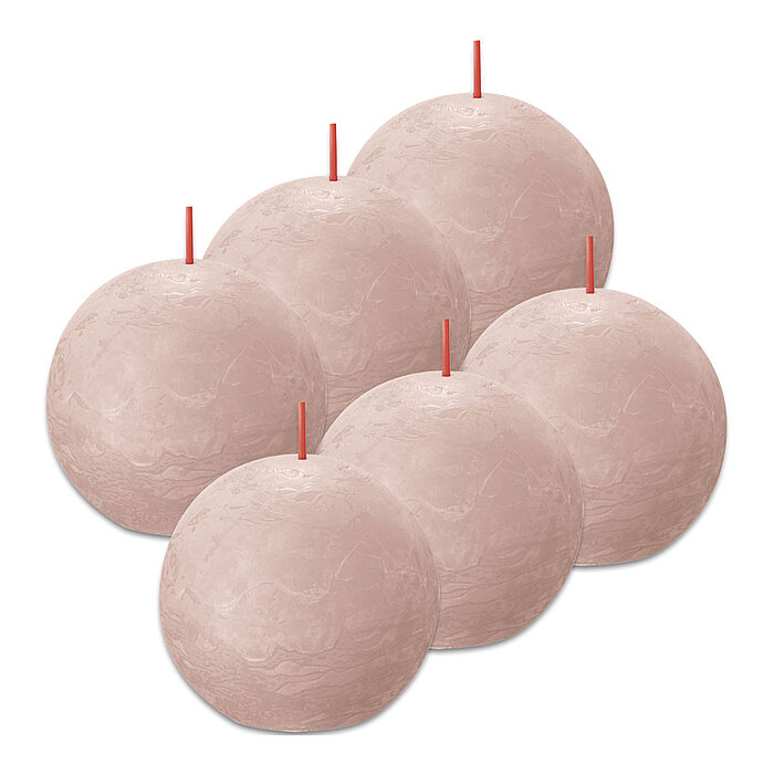 Sechs Rustik Kugelkerzen von Bolsius in der Farbe Nebliges Rosa mit einem Durchmesser von 7,6cm.