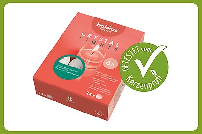 Eine Packung mit Bolsius Crystal Lights Teelichter 6 Stunden ist zu sehen. Daneben ein grüßner Kerzenprofi getestet button. Der Rest des Bildes ist weiss.