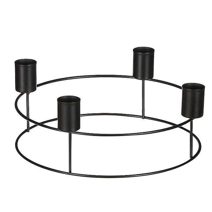 Ein minimalistischer schwarzer Kerzenhalter aus Draht mit vier Halterungen für Stabkerzen. Das Design ist modern und schlicht, bestehend aus zwei kreisförmigen Drahtgestellen, die durch vier vertikale Stangen verbunden sind. Jede Stange trägt oben eine Ha