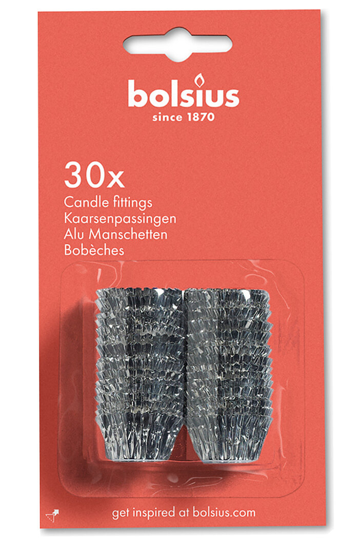 30 silberne Kerzenhalter aus Aluminium, ordentlich aufgereiht und in einer roten Verpackung präsentiert. Oben auf der Verpackung steht "bolsius since 1870" in weißer Schrift. Darunter steht "30x Candle fittings" sowie die gleiche Bezeichnung auf Niederlän
