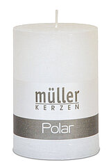 Eine Polar Stumpenkerze von Müller Kerzenfabrik in der Größe 10x6,8cm in der Farbe weiß.
