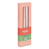 Ein 4er Pack Bolsius Spitzkerzen in der Farbe nebliges Rosa in einer rosa Schachtel mit Bolsius Schriftzug.